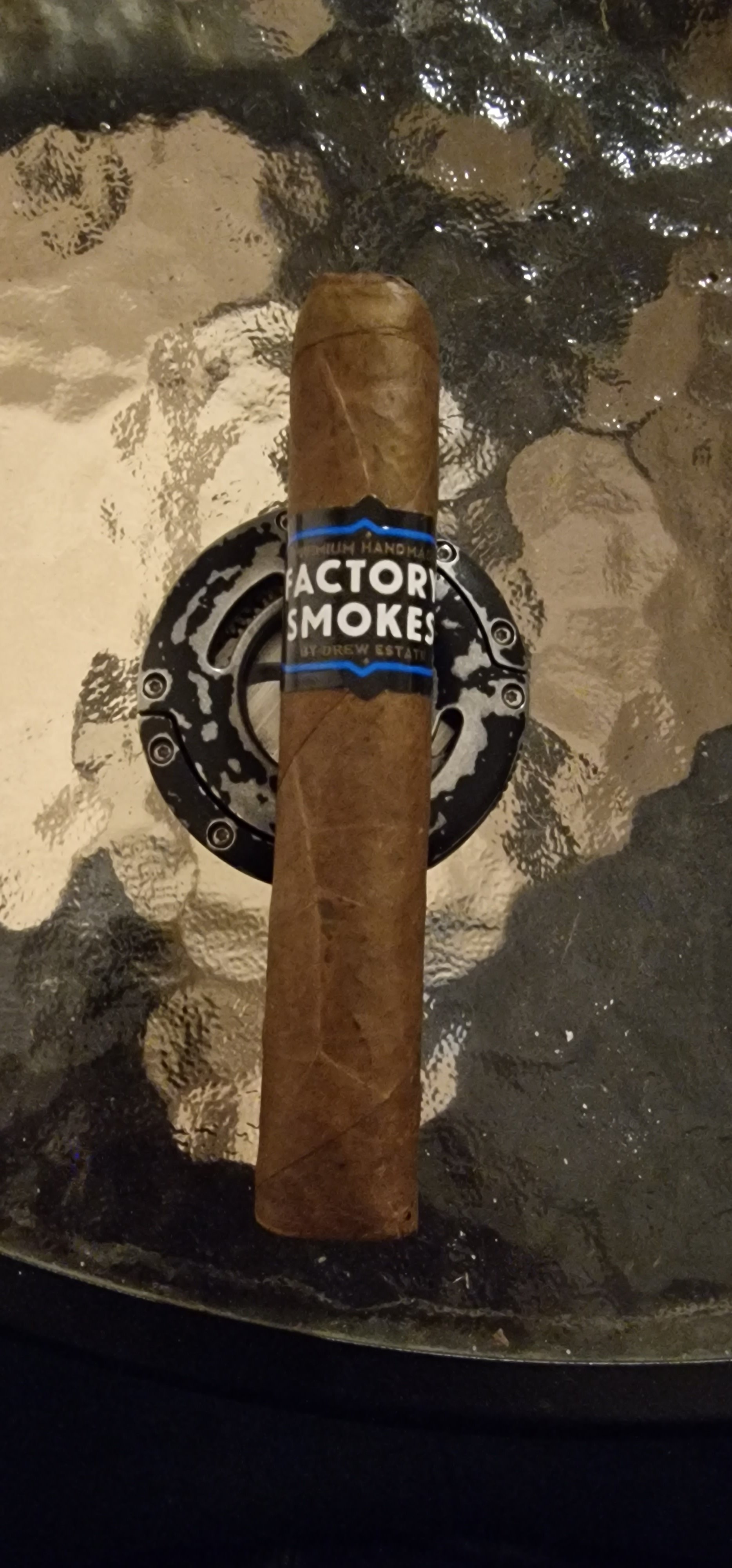 Drew Estate Factory smokes Sungrown robusto